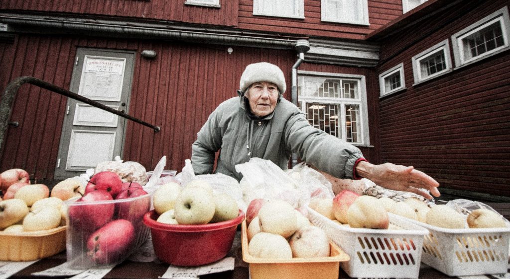 Vanaema, kes müüb turul õunu.